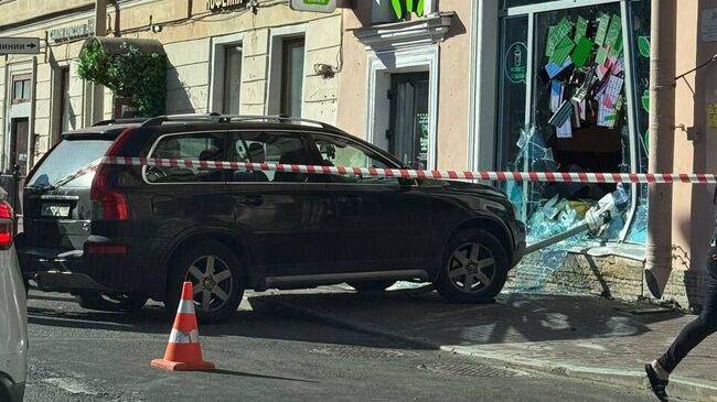 На месте ДТП на Среднем проспекте Васильевского острова в Санкт-Петербурге