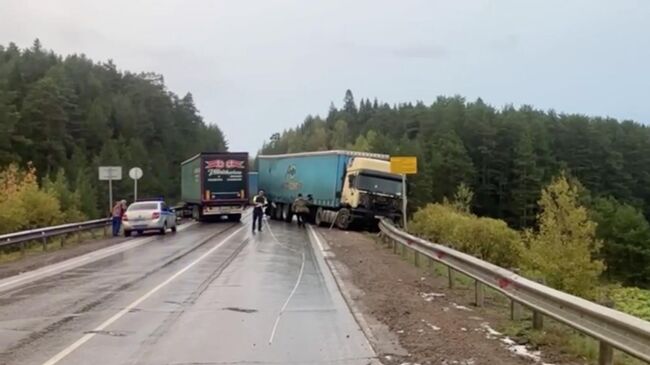 На месте ДТП с участием трех грузовиков и легковушки в Пермском крае. Кадр видео