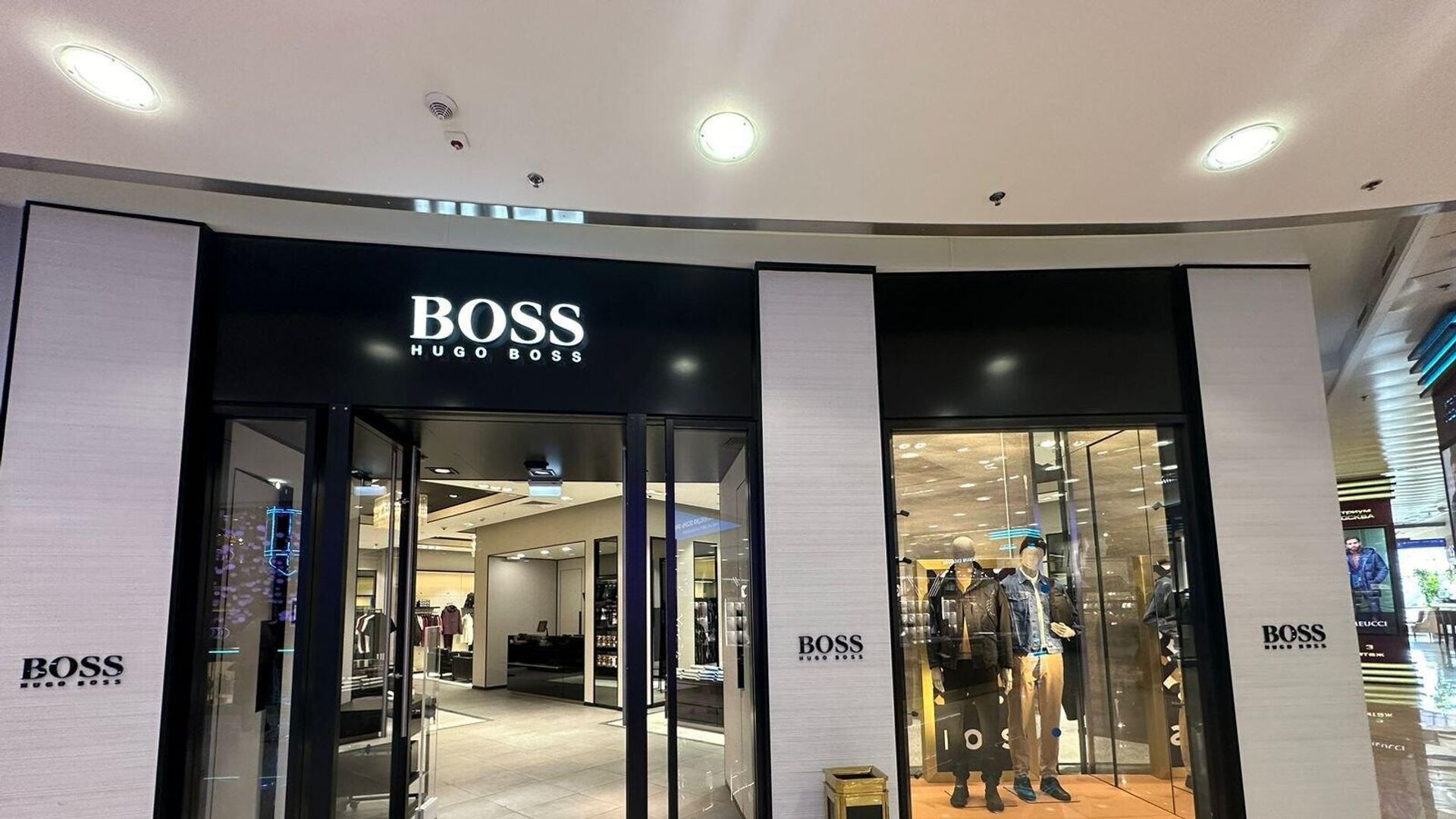 Магазин Hugo Boss в торговом центре Европейский - РИА Новости, 1920, 20.09.2024