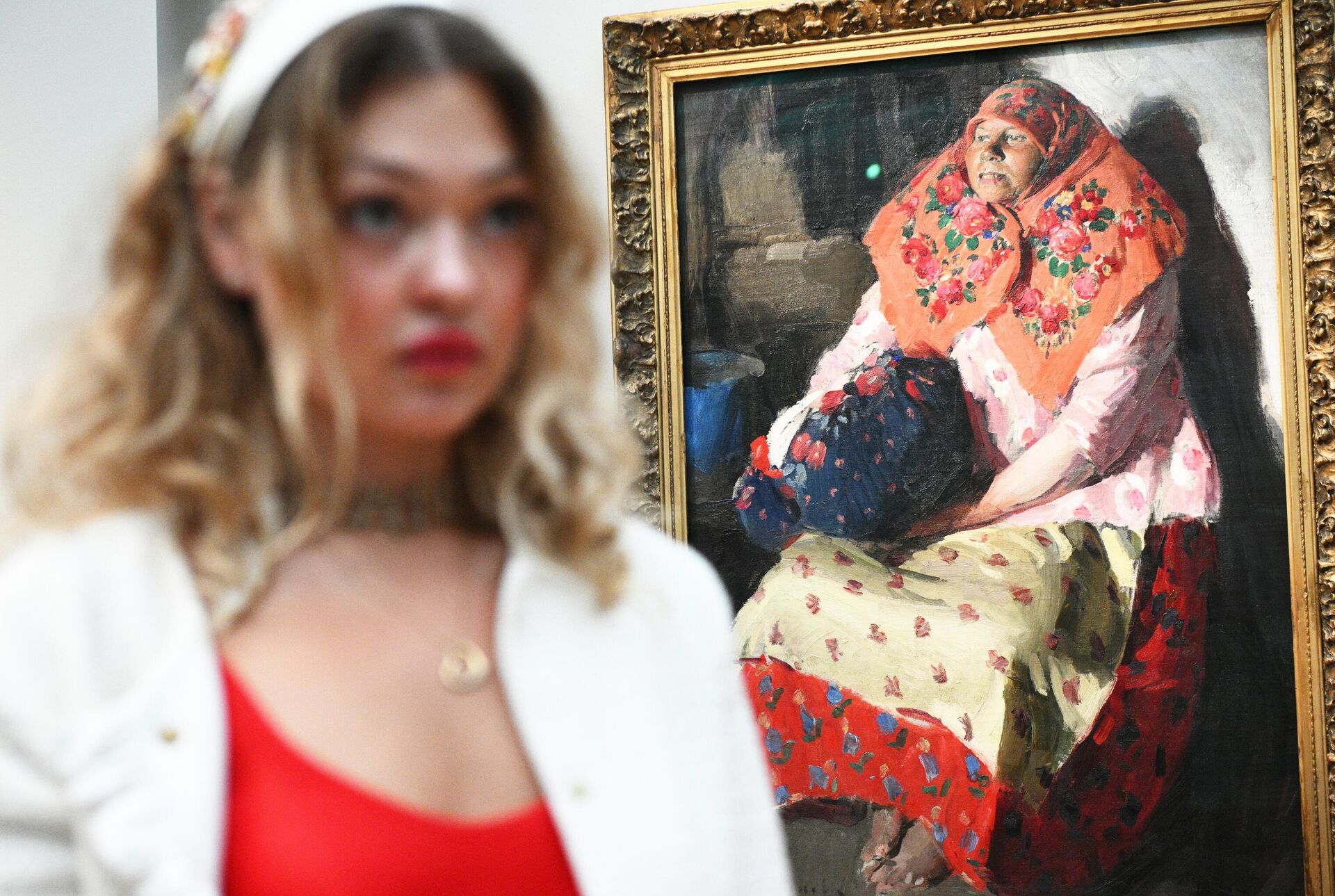 Посетительница на выставке Адепты красного. Малявин & Архипов в Инженерном корпусе Третьяковской галереи Посетительница на выставке Адепты красного. Малявин & Архипов в Инженерном корпусе Третьяковской галереи