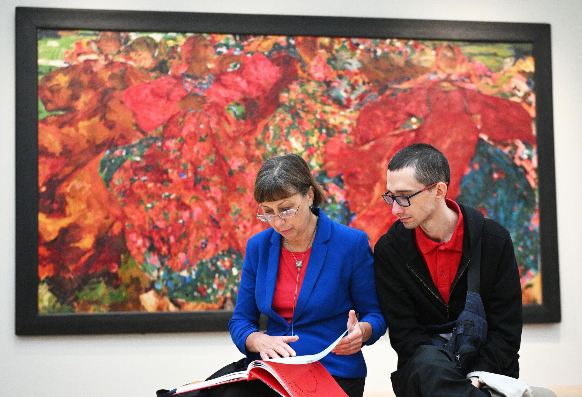 Посетители у картины Вихрь на выставке Адепты красного. Малявин & Архипов в Инженерном корпусе Третьяковской галереи Посетители у картины Вихрь на выставке Адепты красного. Малявин & Архипов в Инженерном корпусе Третьяковской галереи