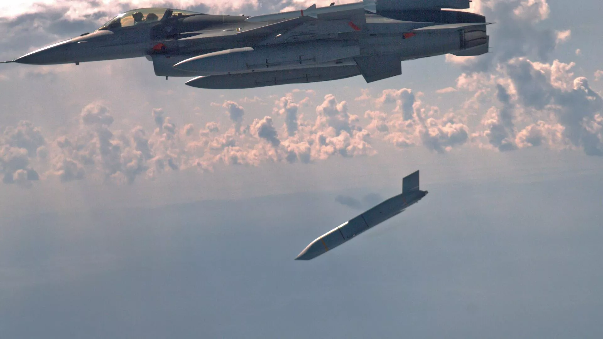Запуск ракеты JASSM-ER с истребителя F-16 - РИА Новости, 1920, 14.07.2025