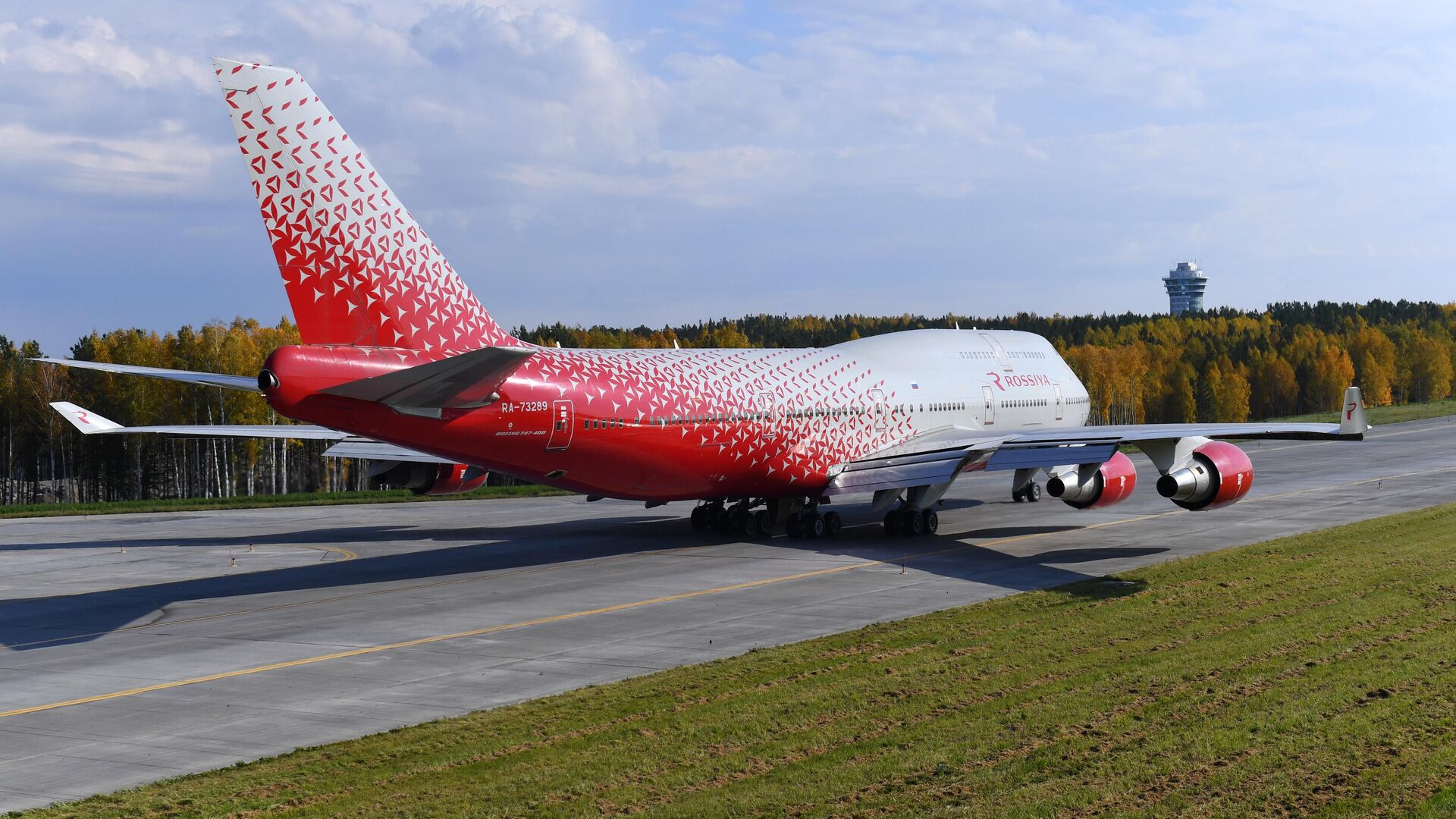 Пассажирский самолёт авиакомпании Россия Боинг 747-400 Петропавловск-Камчатский, выполняющий первые два рейса по маршруту Москва-Красноярск-Москва, готовится к взлету в международном аэропорту Красноярск - РИА Новости, 1920, 16.01.2025