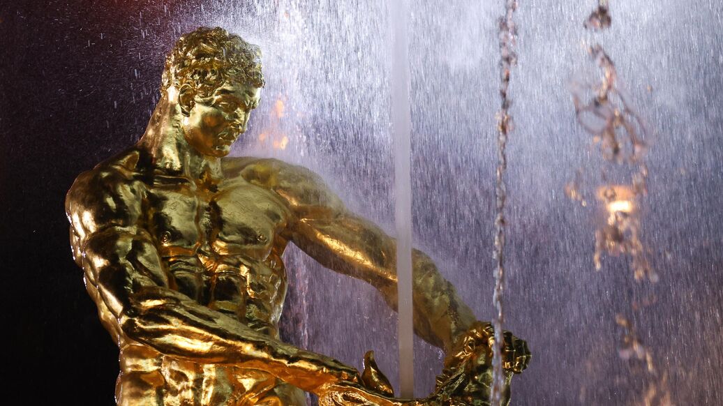 Сказки Пушкина в Петергофе: яркие кадры с фестиваля фонтанов