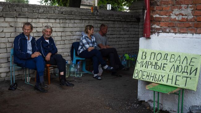 Местные жители возле убежища в Судже