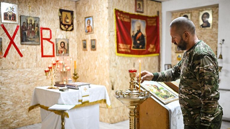 Мужчина в походном храме в честь Святого Великомученика Георгия Победоносца