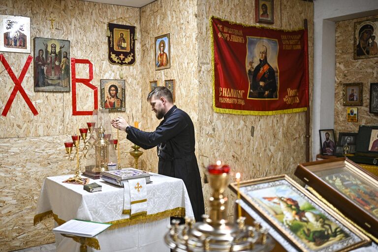 Священник бригады Терек иерей Алексей (Алексей Барышев) с позывным Спецназ в походном храме в честь Святого Великомученика Георгия Победоносца