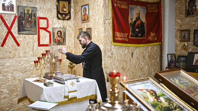 Священник бригады Терек иерей Алексей (Алексей Барышев) с позывным Спецназ в походном храме в честь Святого Великомученика Георгия Победоносца