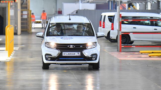 Электромобиль Lada e-Largus российского автопроизводителя АвтоВАЗ, выпущенный на заводе в Ижевске Электромобиль Lada e-Largus российского автопроизводителя АвтоВАЗ, выпущенный на заводе в Ижевске