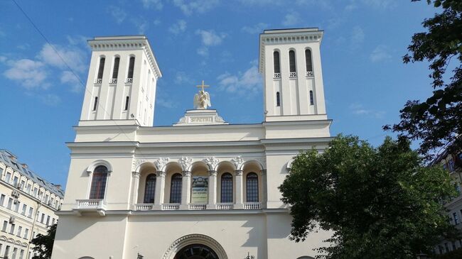 Здание лютеранской церкви Петеркирхе в Петербурге