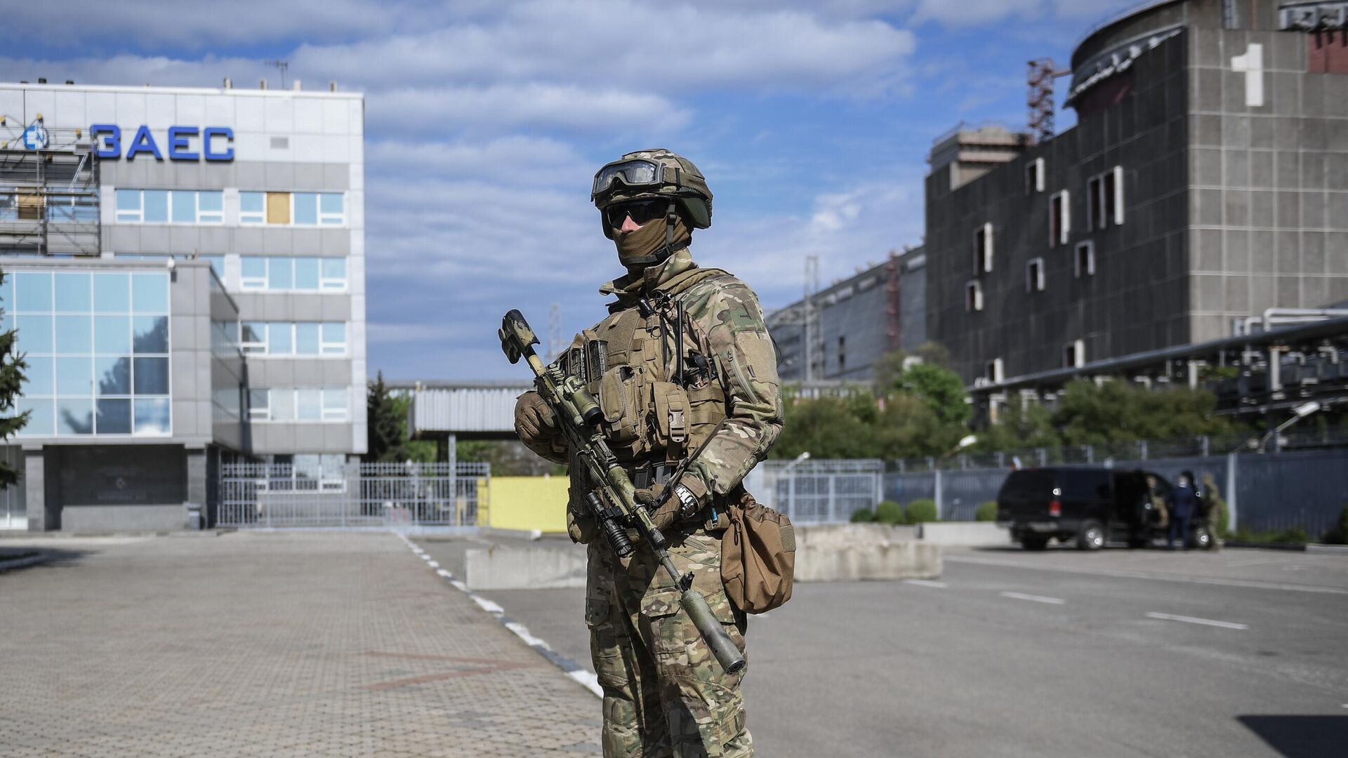 Военнослужащий ВС РФ на территории Запорожской АЭС в Энергодаре - РИА Новости, 1920, 28.09.2024