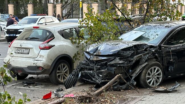 Последствия ДТП с пострадавшим на Миусской площади в центре Москвы. 25 сентября 2024