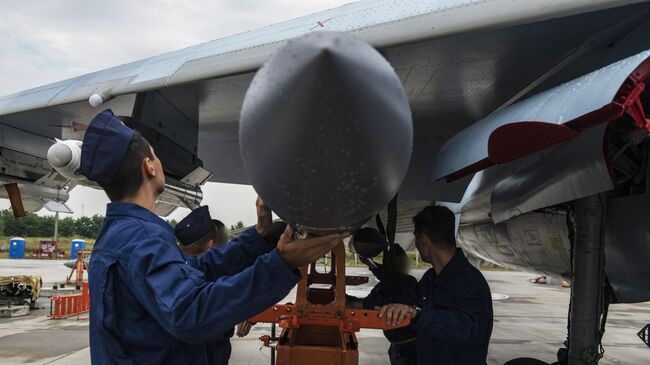 Техники готовят авиационную ракету на аэродроме базирования истребителей ВКС