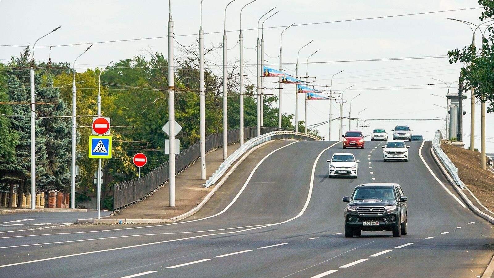 Столичные дорожники отремонтировали магистрали в Луганске и Донецке - РИА Новости, 1920, 26.09.2024