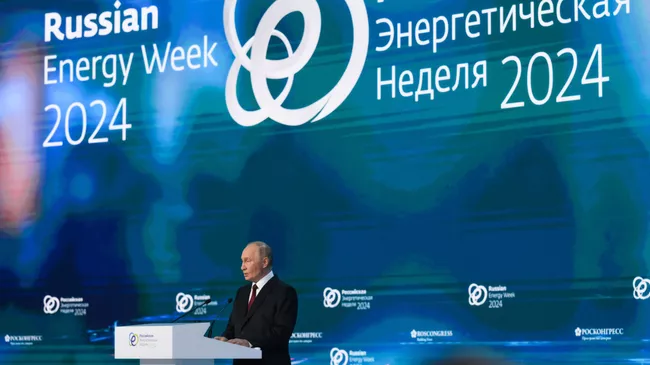 Президент РФ Владимир Путин выступает на пленарном заседании в рамках VII международного форума Российская энергетическая неделя