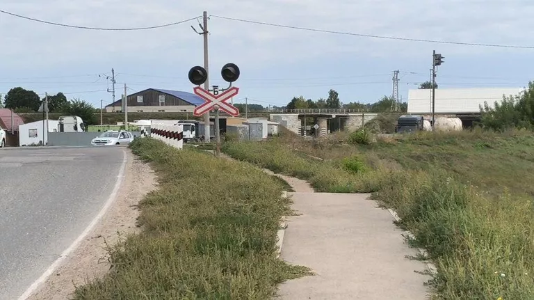 Тротуар до железной дороги сделали только частично