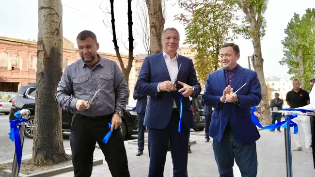 Глава Донецкой Народной Республики Денис Пушилин, заместитель председателя правительства РФ Марат Хуснуллин и председатель ПСБ Петр Фрадков на церемонии запуска флагманского офиса ПСБ в Мариуполе