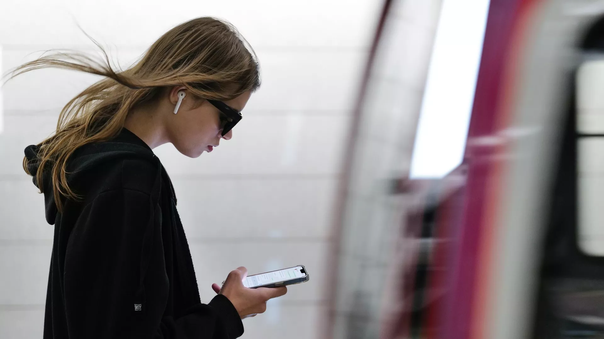 Девушка на платформе станции Хорошёвская Московского метрополитена Девушка на платформе станции Хорошёвская Московского метрополитена - РИА Новости, 1920, 17.07.2025