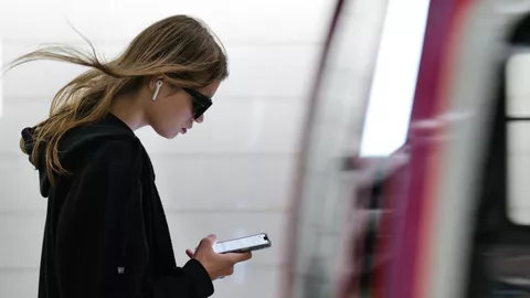 Девушка на платформе станции Хорошёвская Московского метрополитена
