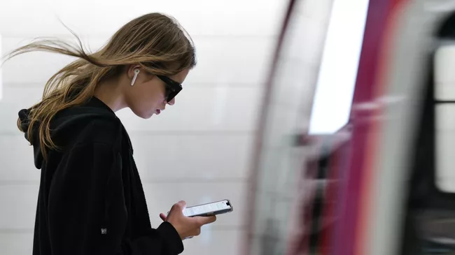 Девушка на платформе станции Хорошёвская Московского метрополитена