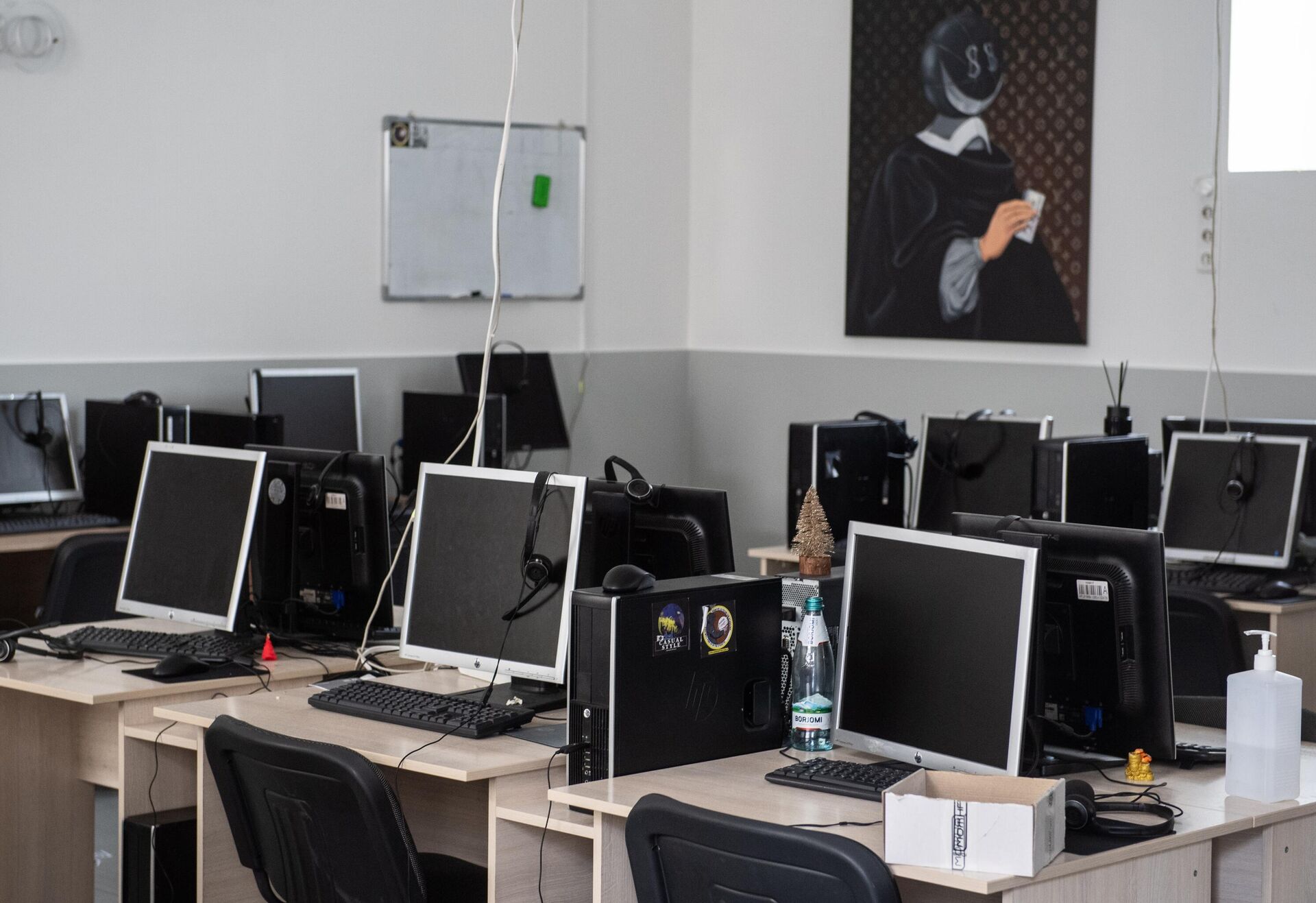 Компьютерная техника в брошенном украинскими мошенниками кол-центре в Бердянске. Преступники звонили россиянам под видом сотрудников службы безопасности разных банков и выманивали деньги - РИА Новости, 1920, 10.10.2025