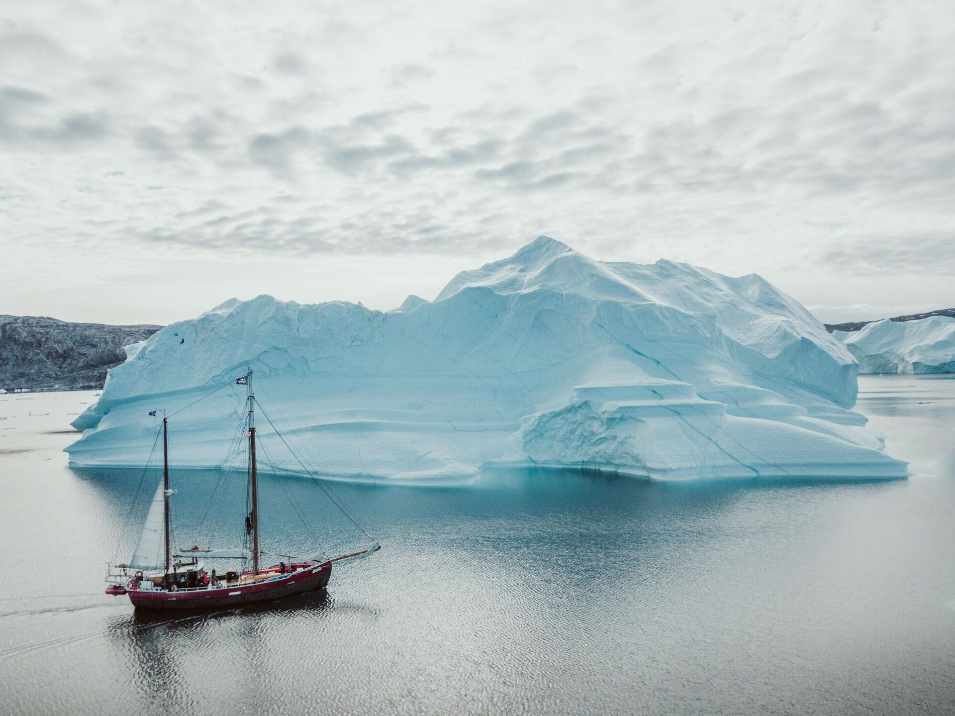 Корабль плывет среди айсберга Корабль плывет среди айсберга - РИА Новости, 1920, 31.10.2025