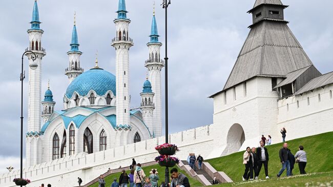 Люди прогуливаются у Казанского кремля