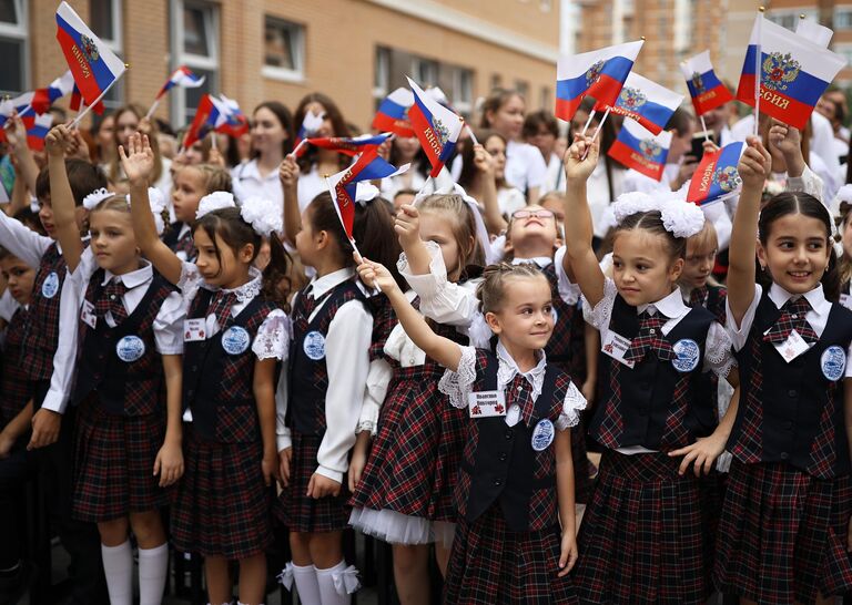 Первоклассники во время торжественной линейки, посвященной началу учебного года и открытию новой школы №18 в Краснодаре