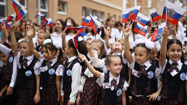 Первоклассники во время торжественной линейки, посвященной началу учебного года