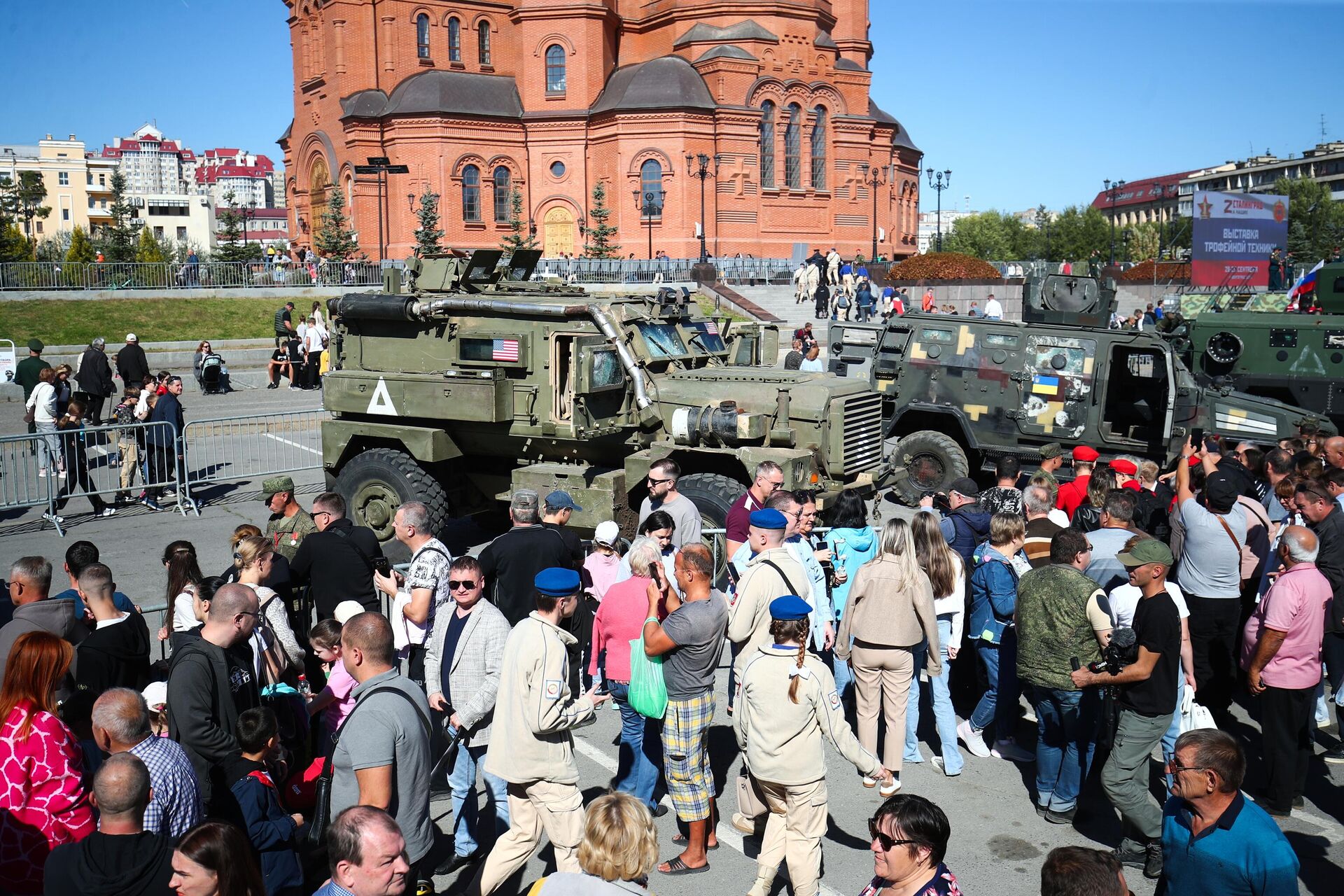 Открытие выставки трофейной техники, захваченной в зоне специальной военной операции на Украине, на площади Павших Борцов в Волгограде - РИА Новости, 1920, 28.09.2024