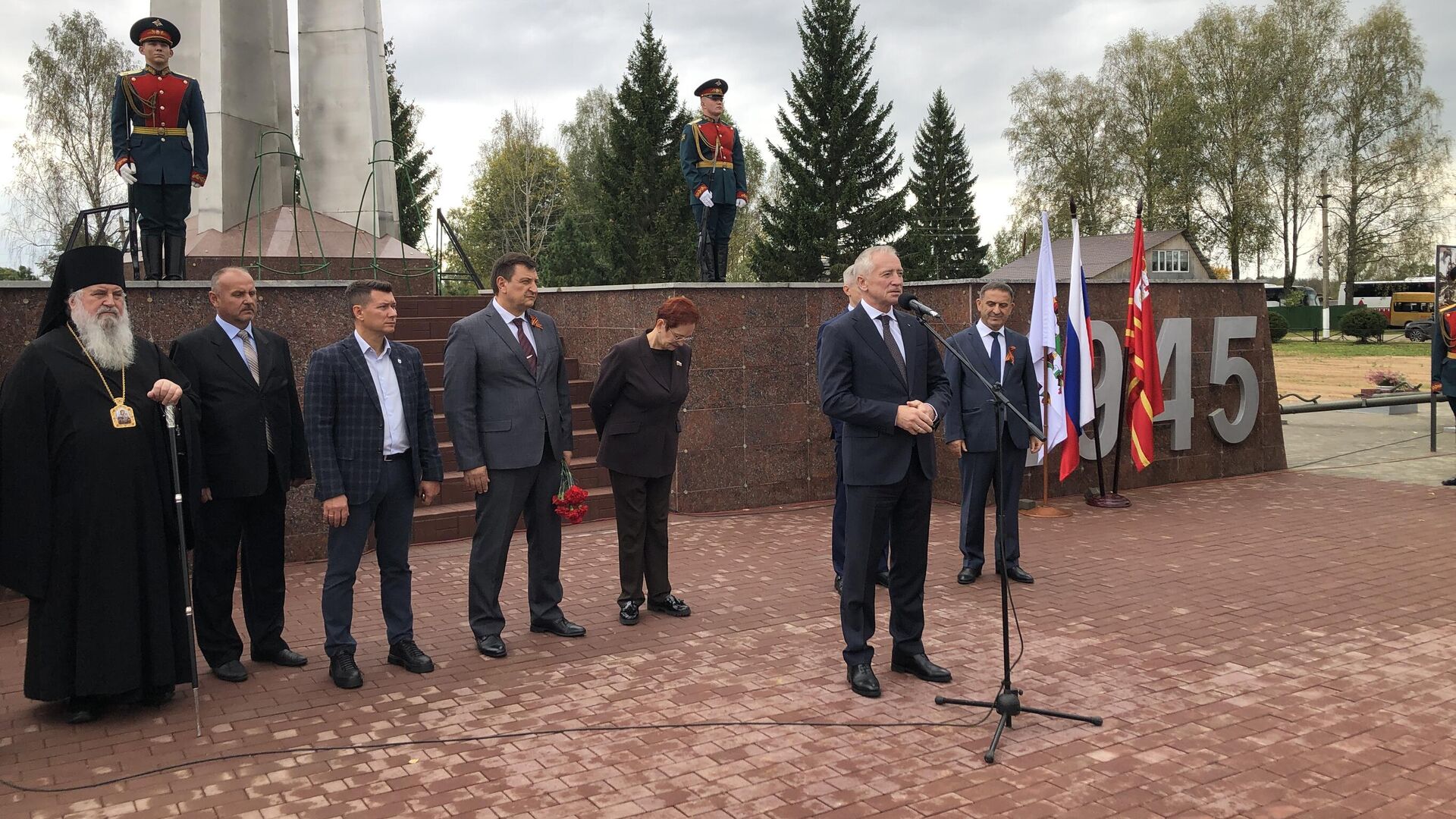 Губернатор Томской области Владимир Мазур и губернатор Смоленской области Василий Анохин открыли после ремонта Мемориал воинам-сибирякам и партизанам - РИА Новости, 1920, 28.09.2024