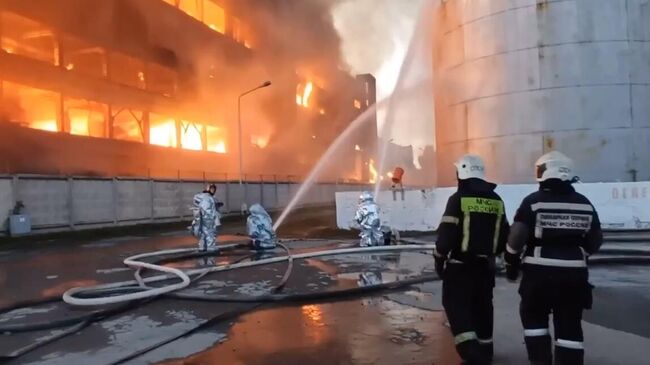 Место пожара в здании мебельного комбината в Барнауле