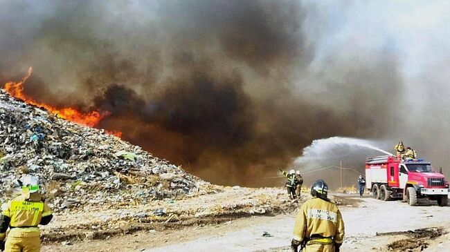 Ликвидация пожара на мусорном полигоне в Нижегородской области