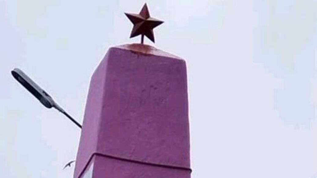 © соцсети<br>Мемориал розового цвета в бурятском селе Бичура