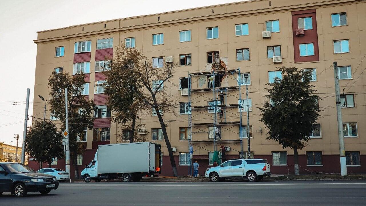 Ликвидация последствий атаки беспилотника на жилой дом в Курске - РИА Новости, 1920, 04.11.2024