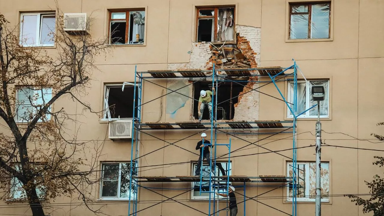 Ликвидация последствий атаки беспилотника на жилой дом в Курске - РИА Новости, 1920, 15.04.2025
