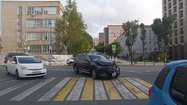 Место происшествия, где иномарка наехала на пешехода во Владивостоке