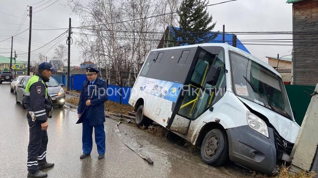 Автобус врезался в опору ЛЭП в якутском селе Антоновка 