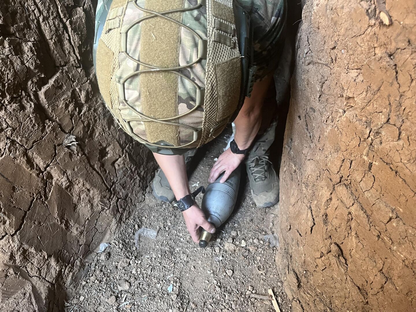 Мину готовят к работе