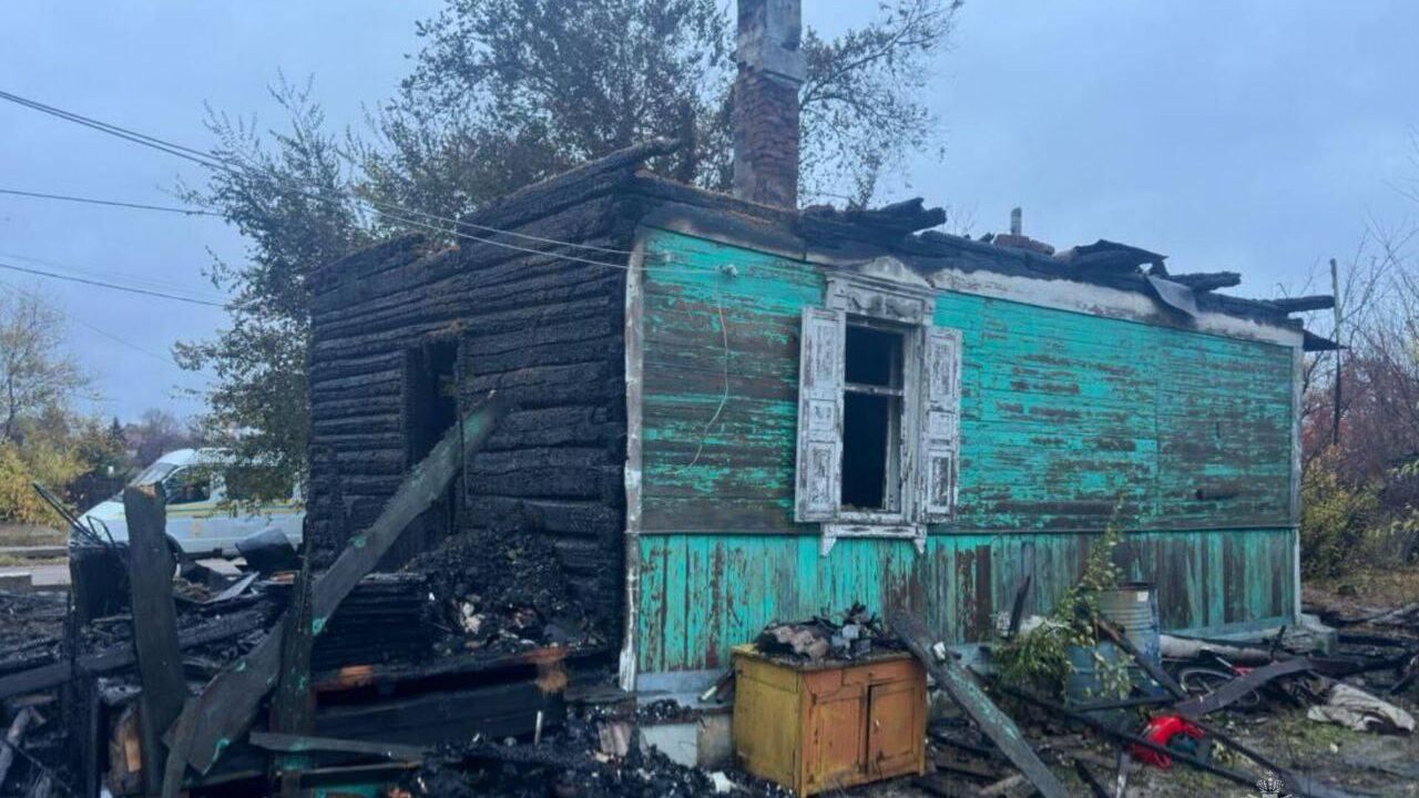 Последствия пожара в жилом доме в городе Свободном Амурской области. 30 сентября 2024 - РИА Новости, 1920, 30.09.2024