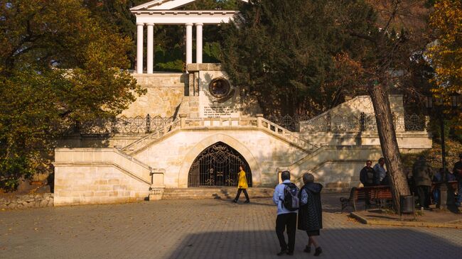 Люди на Лермонтовской площадке на Курортном бульваре в Кисловодске