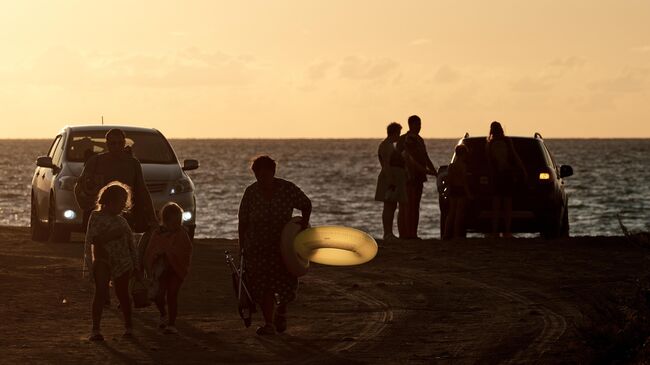 Люди отдыхают на берегу