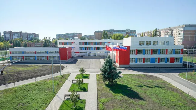 Московские специалисты восстановили частично разрушенную в ходе обстрелов со стороны ВСУ в 2014 году школу в Луганске