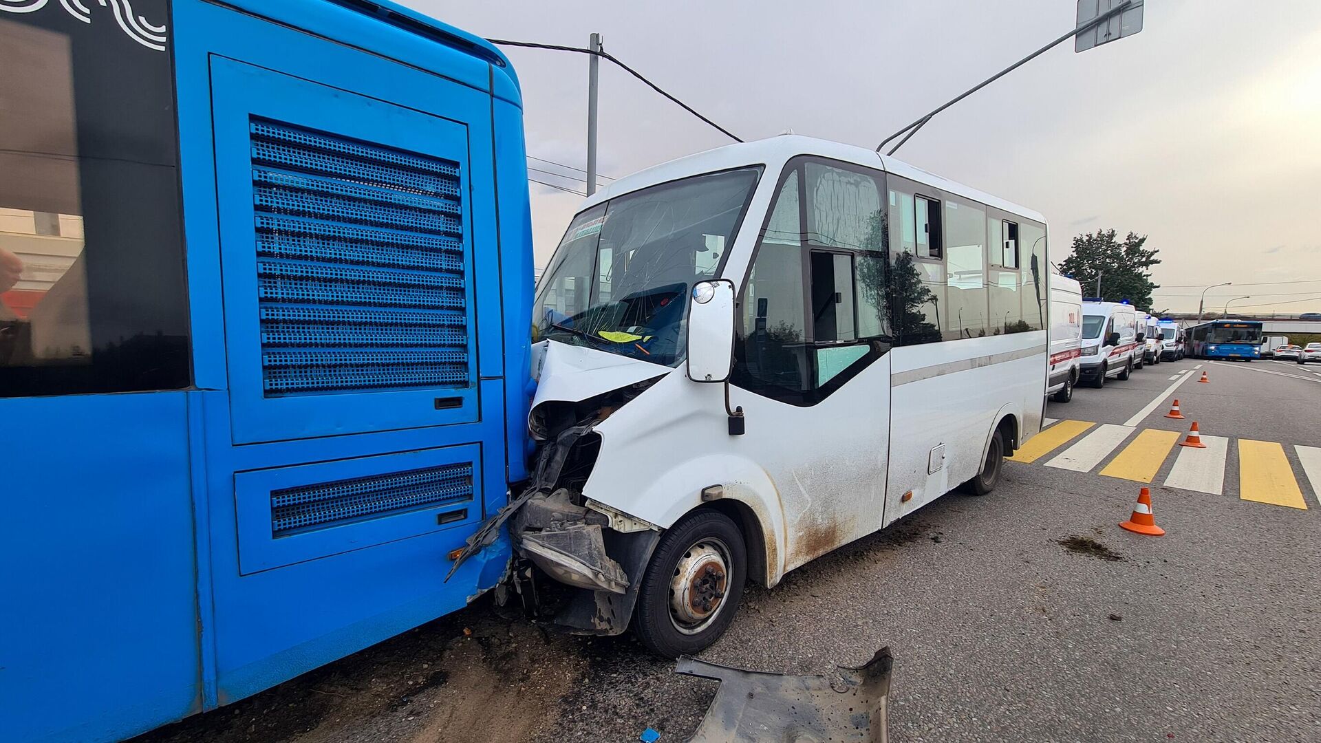 Место ДТП с участием маршрутного такси и рейсового автобуса на юге Москвы. 30 сентября 2024 - РИА Новости, 1920, 30.09.2024