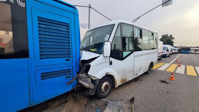 Место ДТП с участием маршрутного такси и рейсового автобуса на юге Москвы. 30 сентября 2024