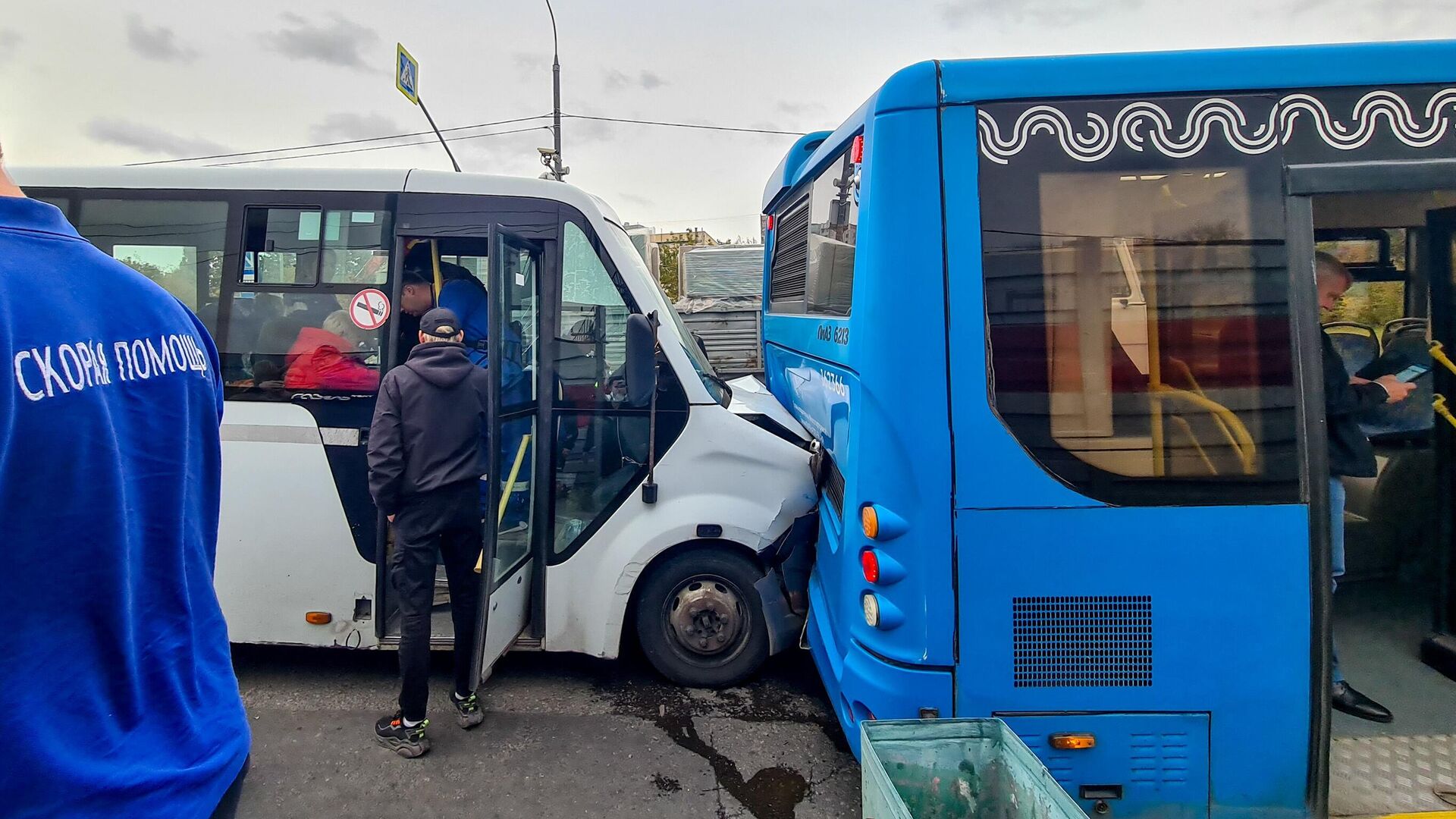 Место ДТП с участием маршрутного такси и рейсового автобуса на юге Москвы - РИА Новости, 1920, 30.09.2024