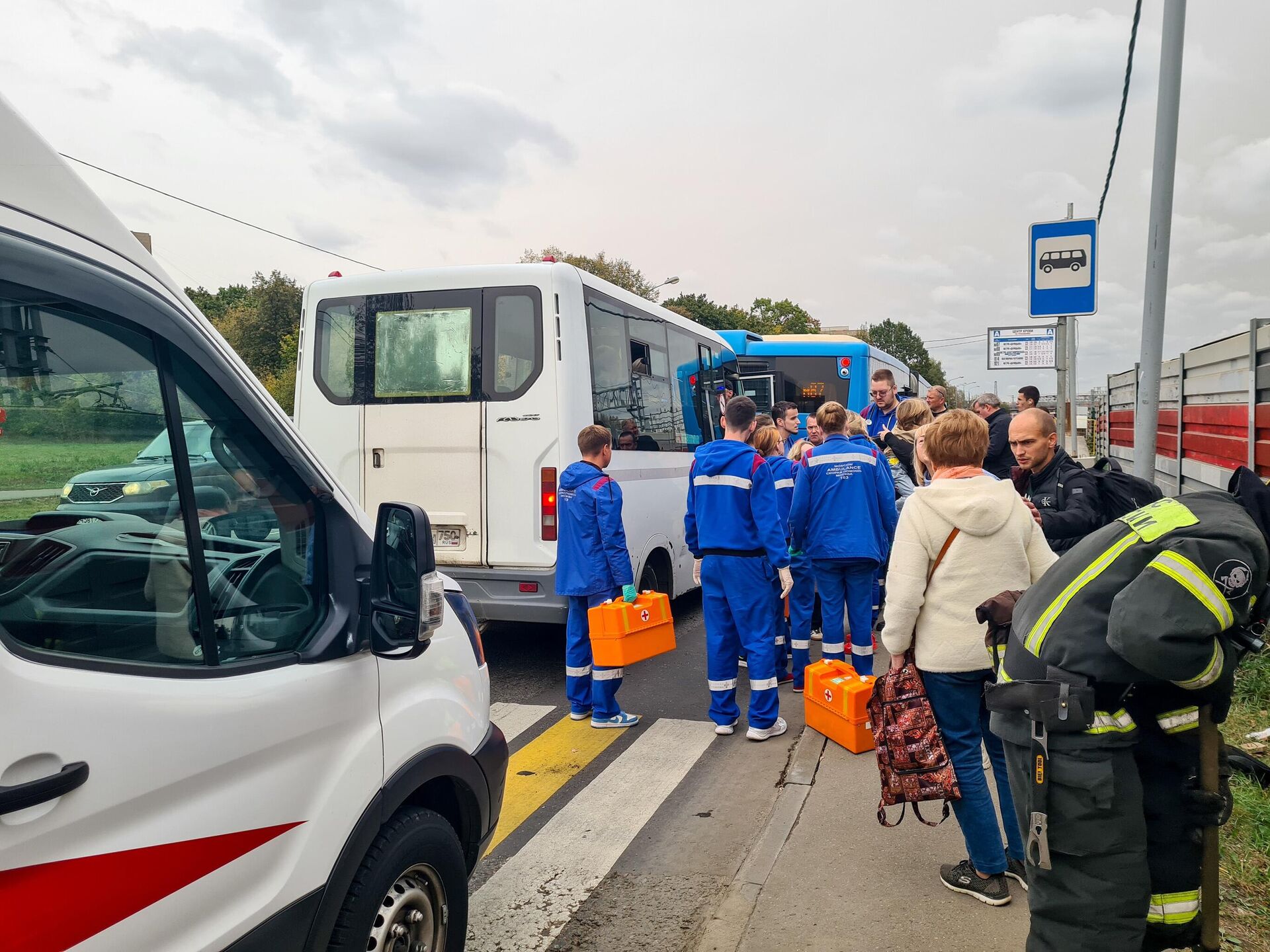 Последствия ДТП с участием маршрутного такси и рейсового автобуса на юге Москвы - РИА Новости, 1920, 30.09.2024