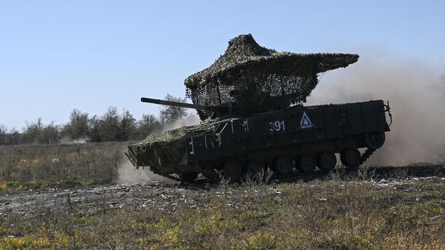 Подготовка экипажей БМП-3 на полигоне в Запорожской области