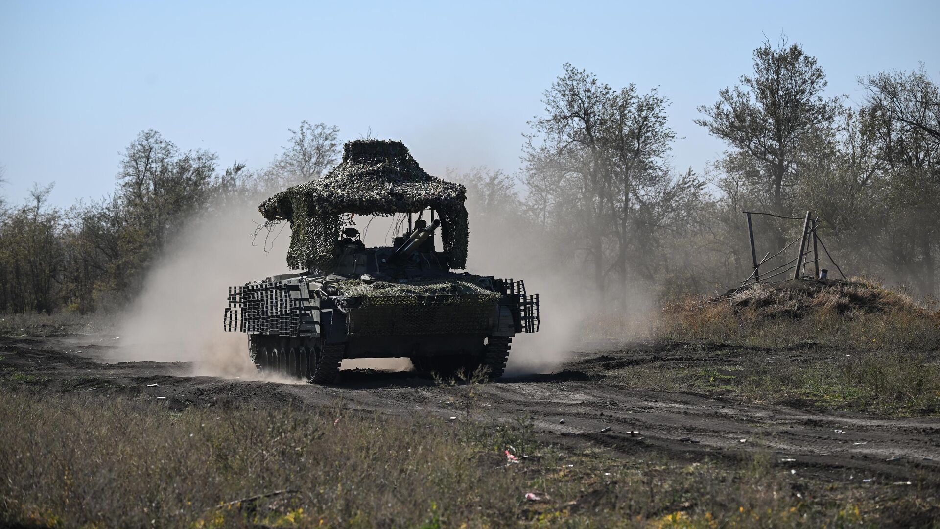 Подготовка экипажей БМП-3 на полигоне в Запорожской области0