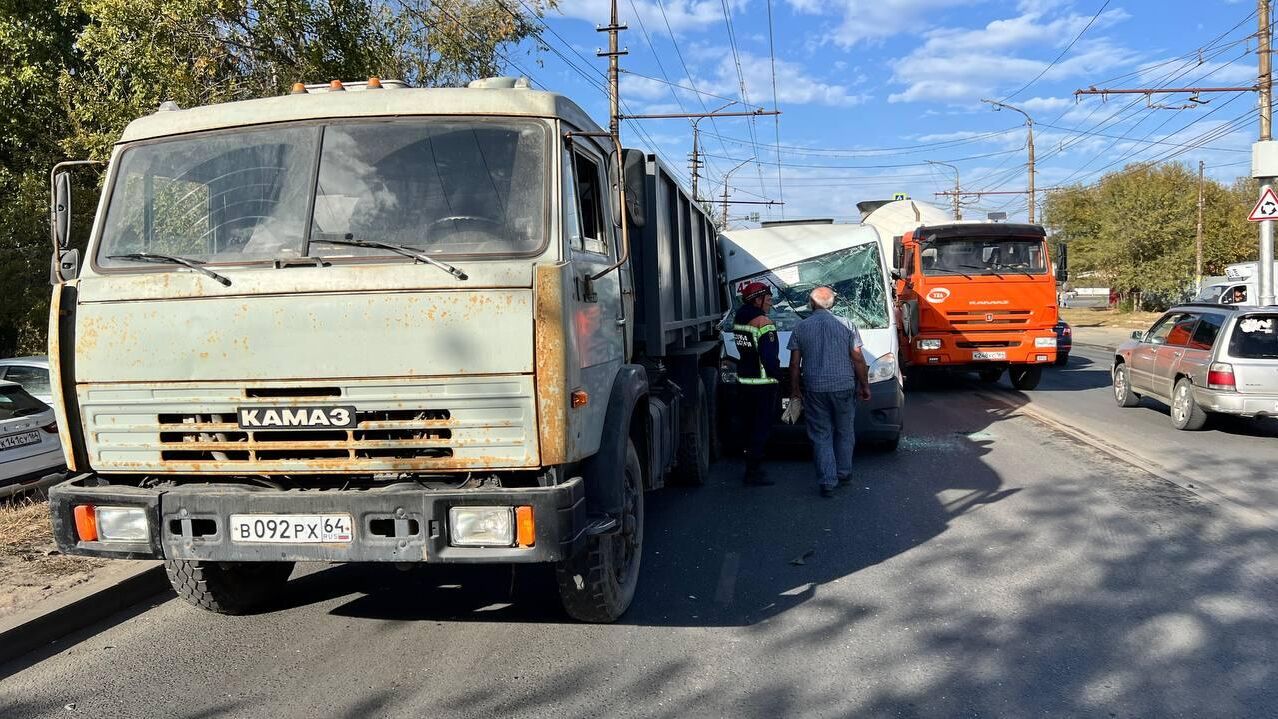 На месте столкновения маршрутного автобуса и КамАЗа в Саратове - РИА Новости, 1920, 01.10.2024